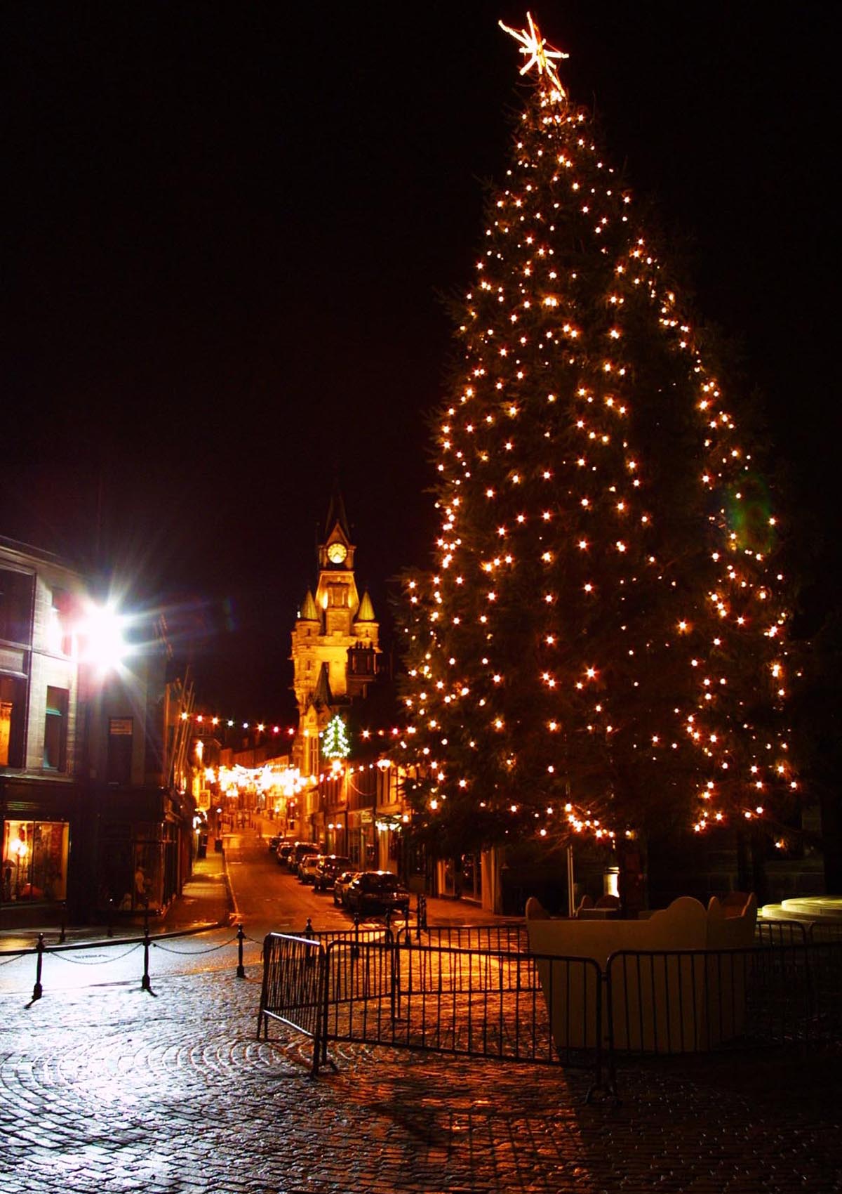 to Fife Dunfermline christmas lights switch on